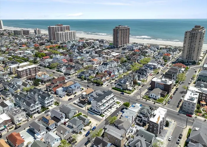 Spacious Newly Built Townhouse 2 Blocks To Beach