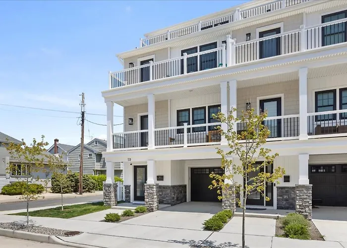 Spacious Newly Built Townhouse 2 Blocks To Beach