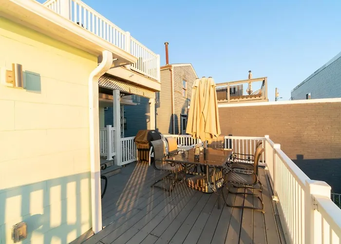Coastal Escape With Private Deck Near Ventnor Beach And Golf Courses
