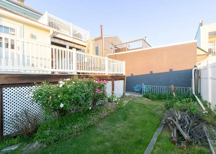 Coastal Escape With Private Deck Near Ventnor Beach And Golf Courses
